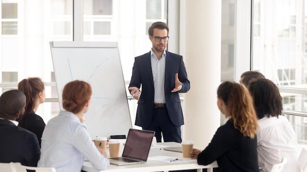 Photo male business coach speaker in suit give flipchart presentation