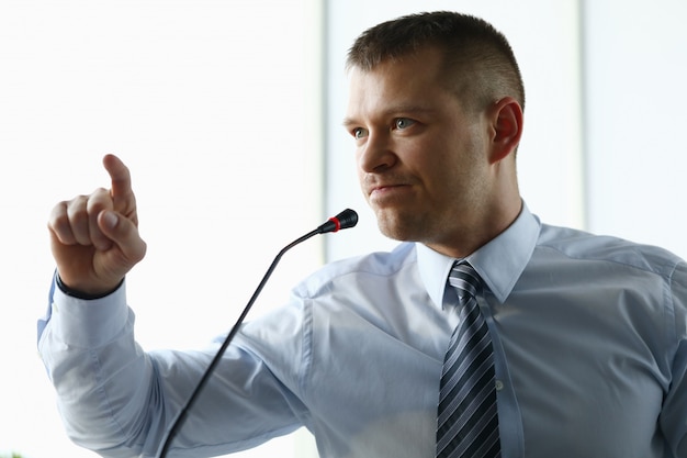 Photo male businessman talk on press conference hall portrait