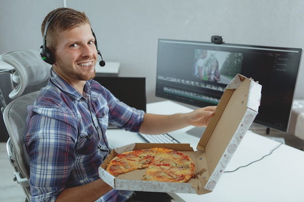 Photo male computer programmer working from home