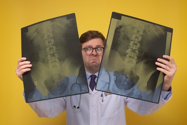 Photo male doctor holding xray or roentgen image being confused with results