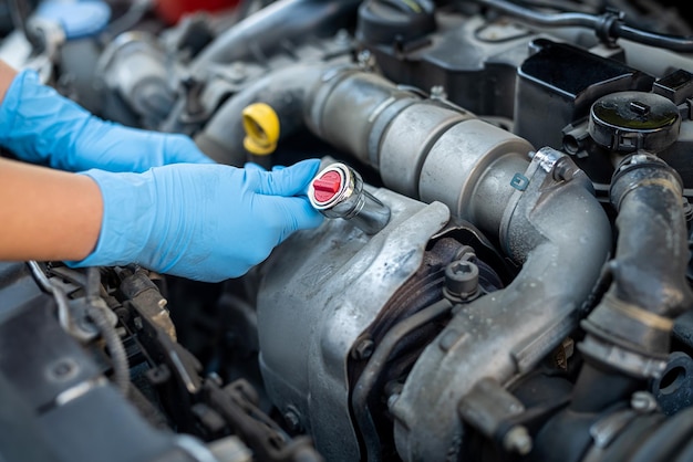 Male mechanic help woman solve the problem of car breakdown