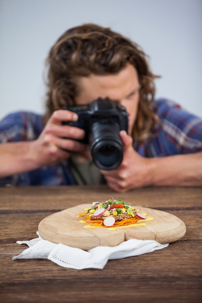 Photo male photographer photographing food