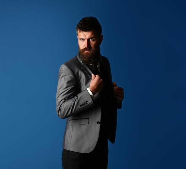 Photo male in suit man in tuxedo stylish man in a cloth jacket handsome bearded businessman in classic suit businessman in vest elegant guy classic tuxedo and jackets sexy male brutal macho hipster