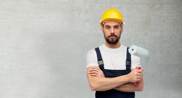 Photo male worker or builder with paint roller