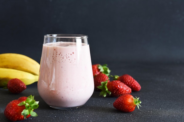 Malksheik Strawberry smoothie with banana and yogurt Detox menu