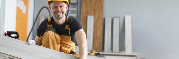 A man changes the floor covering laminate in his hands