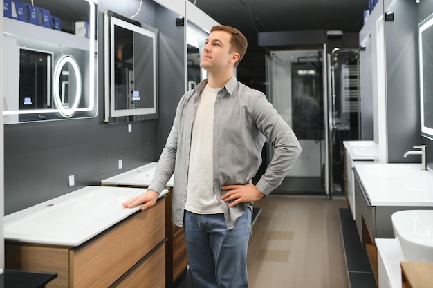 Man choosing a batgh sink with sales person