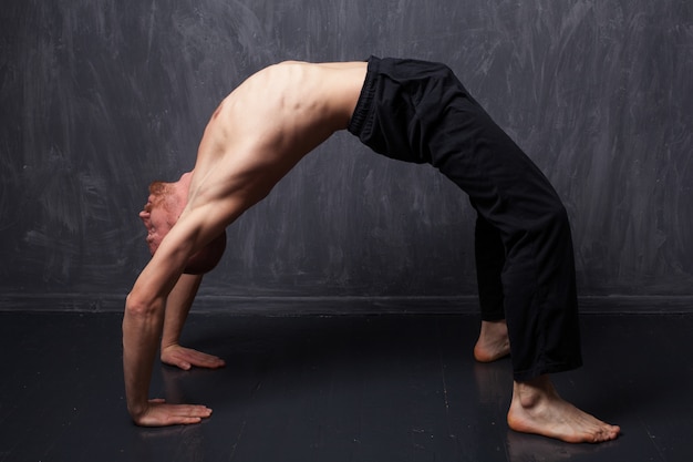 Photo man doing exercise