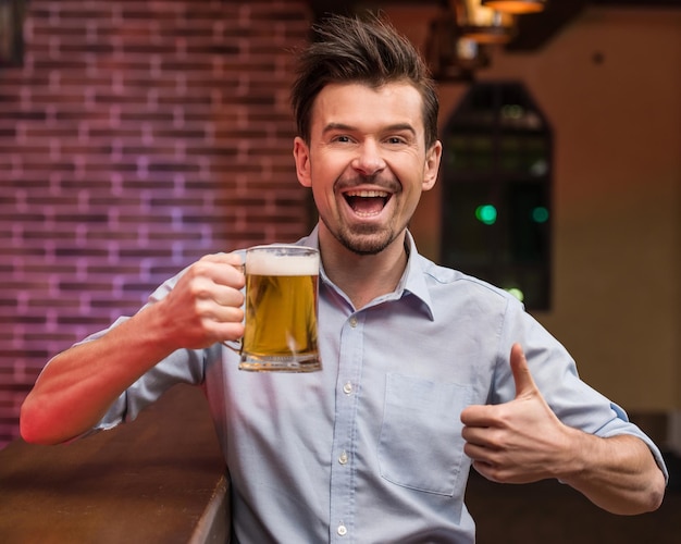 Photo a man drinks beer