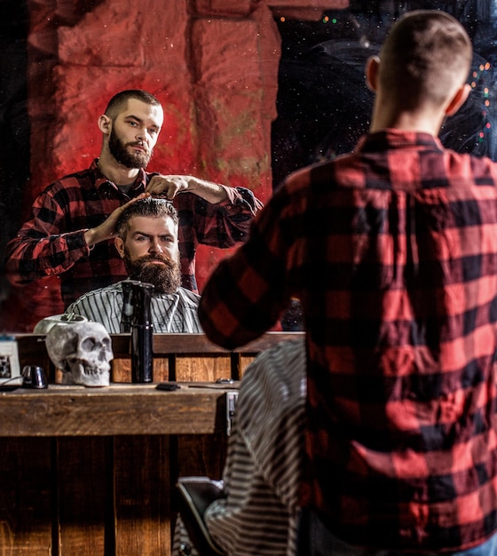 Photo man hairstylist man visiting hairstylist in barbershop bearded man in barbershop work in the barber shop hairstylist serving client at barber shop