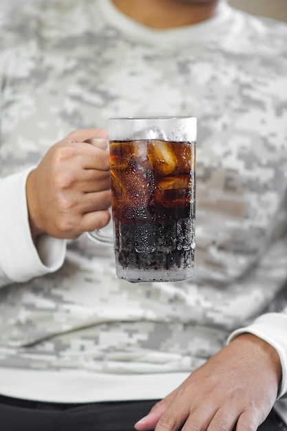 man hand holding a glass of fresh coke