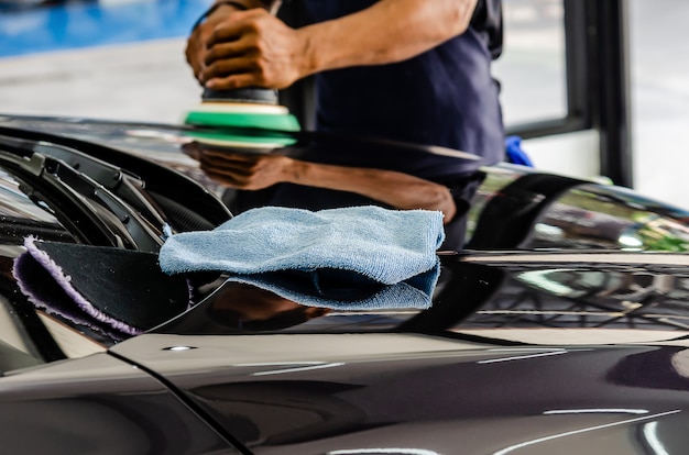 Man hands holding the work tool polish the car