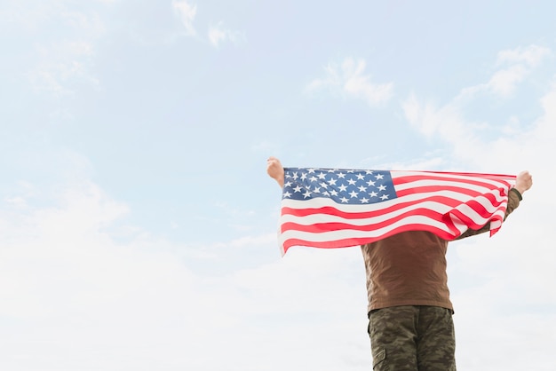 Photo man holding american flag