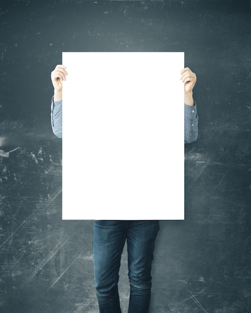 Photo man holding blank banner