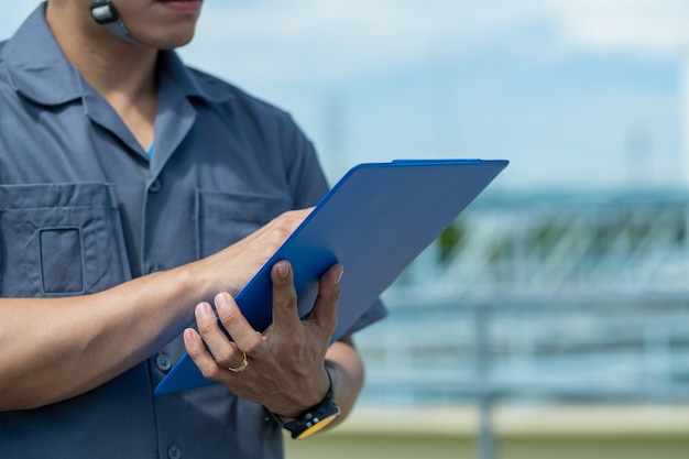 Photo man holding file with blur