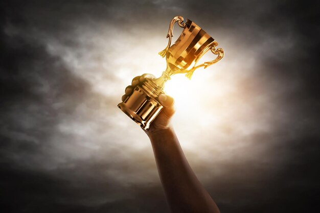 Photo man holding golden trophy cup