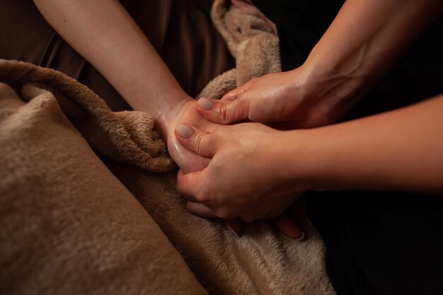 Photo a man holding a woman's hand on a bed