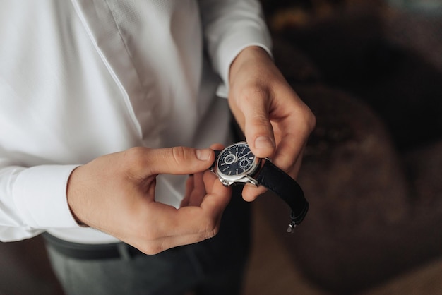 Photo a man is holding a watch in his hand