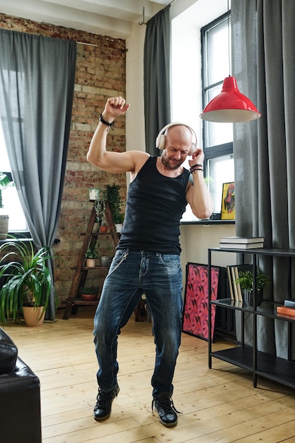 Photo man listening to music and dancing