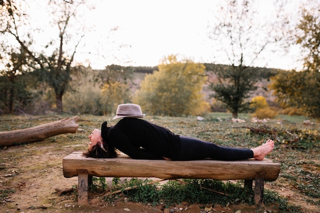 Photo man lying down while sitting on land against sky