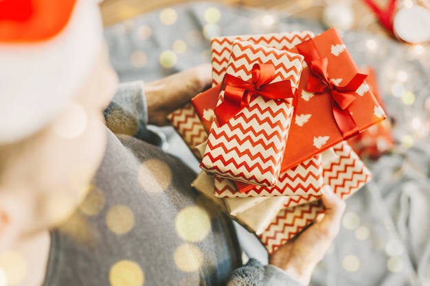 Man making bow from ribbon on gift