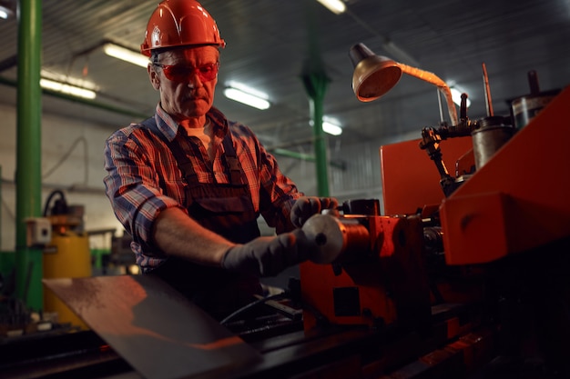 Man making the metal on lathe