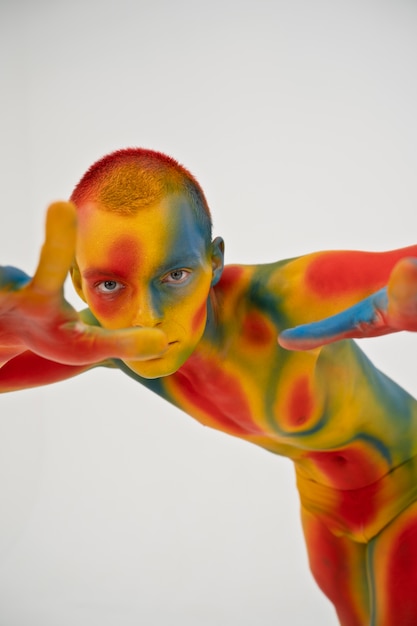 Photo man model posing with colorful body painting