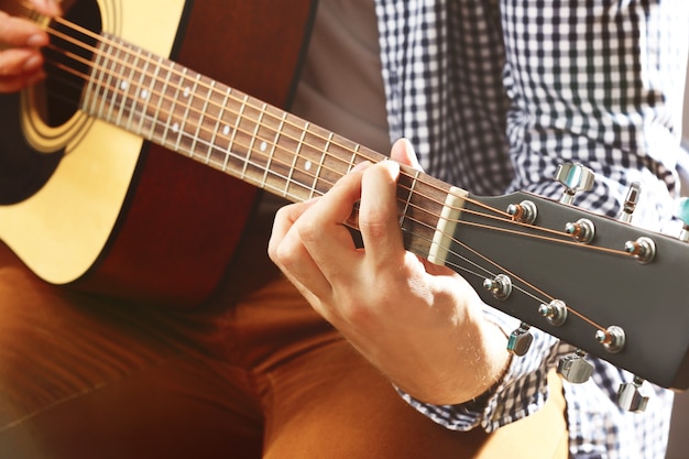 Photo man playing acoustic guitar