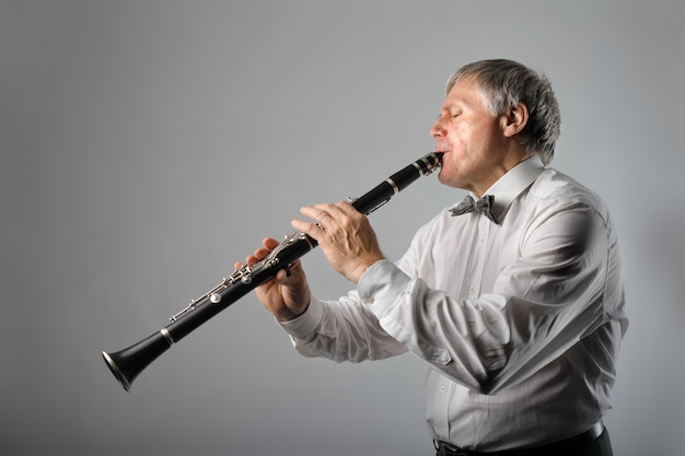 Photo man playing on a clarinet