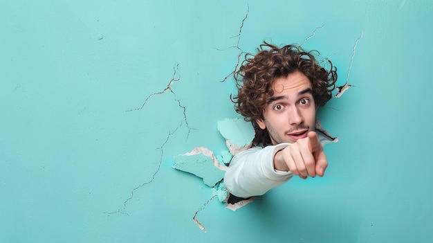 Photo a man pointing at a knife in front of a blue wall