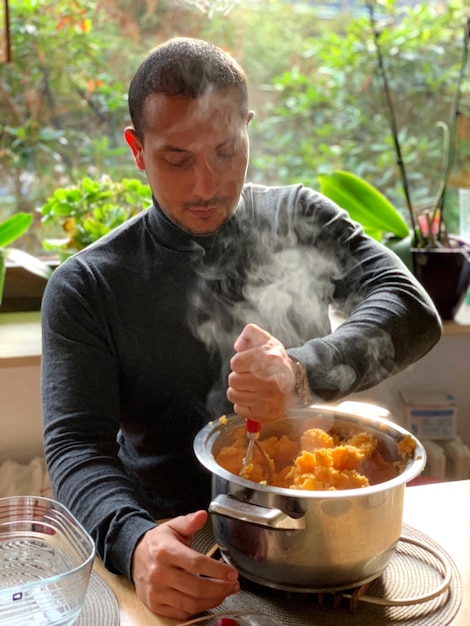 Photo man preparing food on table