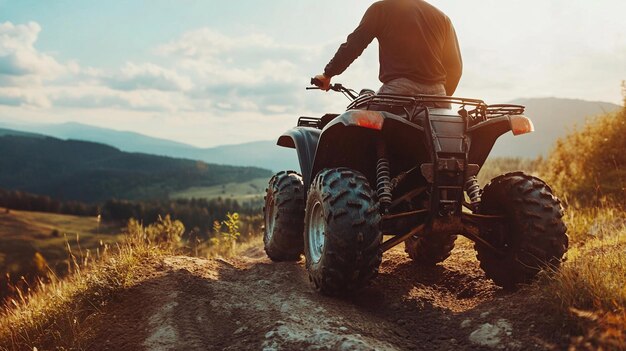 Photo man on quad bike offroad driving racer quad bike for racing in mountainous areas the atv driver looked around man takes part in atv racing man on quad bike in beautiful nature