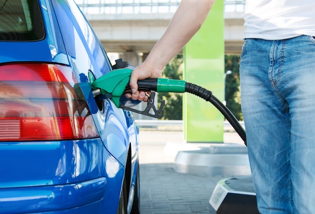 Photo man refuel his car