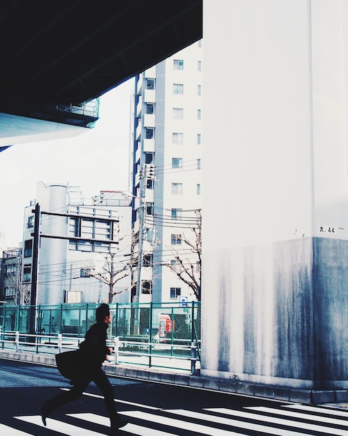 Photo man running in city street