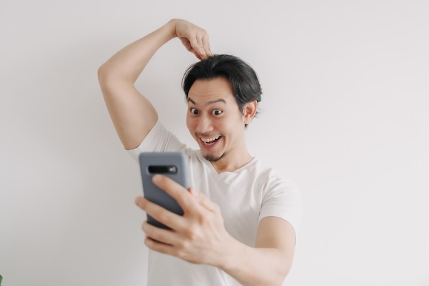 Man send love sign to girlfriend online in the smartphone application