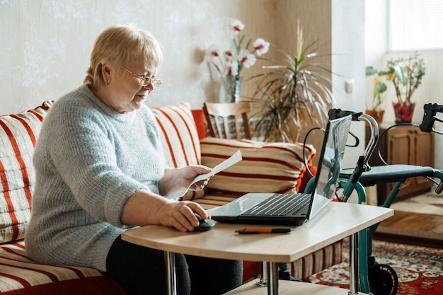 Photo man sitting on chair at table