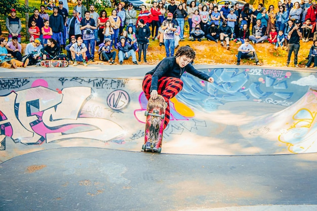 Photo man skateboarding at a skate park photo