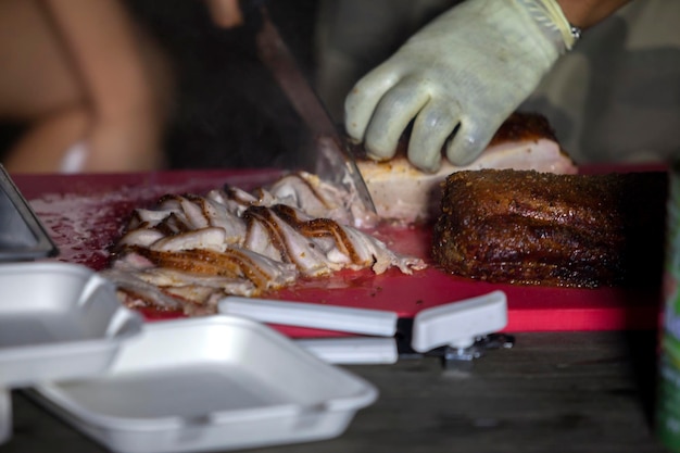 Photo man slicing roast beef