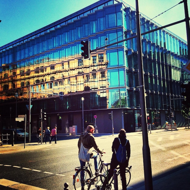 Photo man standing in city