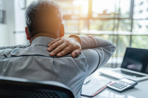 Photo man suffering from neck pain in office