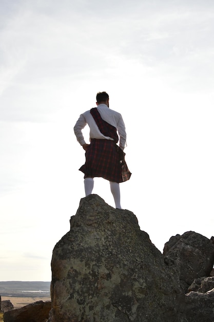 Photo man in suit on the mountain