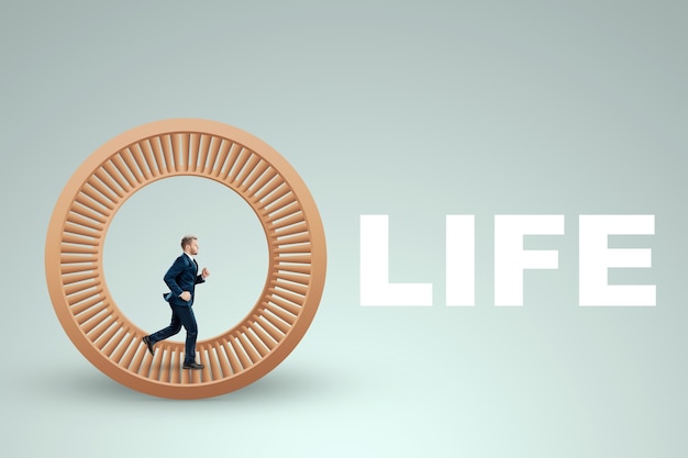 Photo a man in a suit runs in a hamster wheel. the concept of liberation from slavery, life, business, manipulation, control.