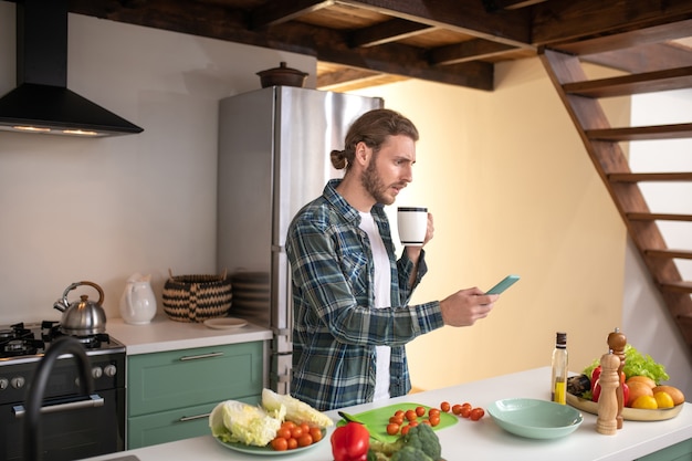 Photo a man surfing an internet for the recipe of healthy meal