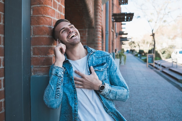 Man talking on the phone outdoors.