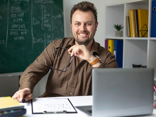 Photo man teaching kids an english lesson online