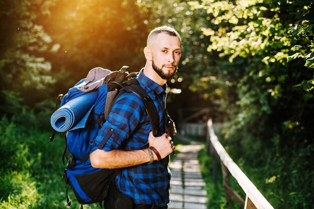 Photo a man traveler with a backpack in the wood