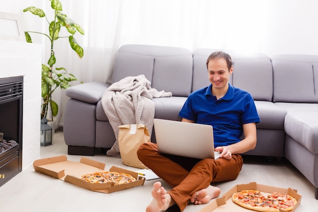 Photo man using laptop for online food order during quarantine, closeup. delivery service