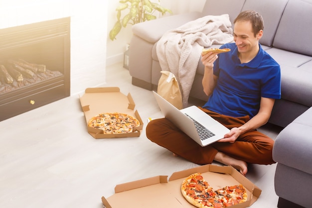 Photo man using laptop for online food order during quarantine, closeup. delivery service