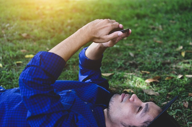 Photo man using mobile phone on field