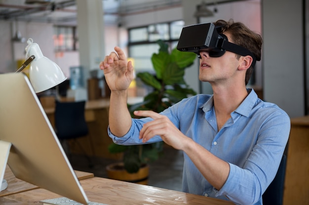 Photo man using virtual reality headset